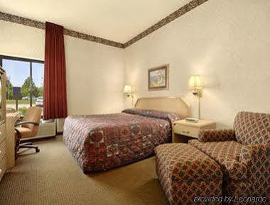 Baymont By Wyndham Lawrence Exterior foto